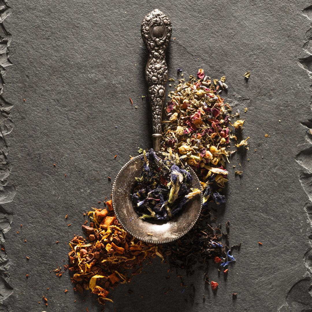 Spoon with assorted loose-leaf teas 